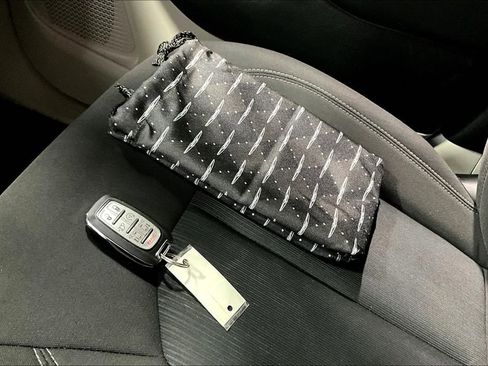 Used 2023 Chrysler Voyager LX image 35