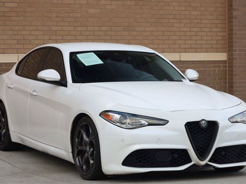 Used 2017 Alfa Romeo Giulia Ti w/ TI 19" Sport Package RWD image 7