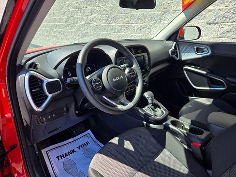 Used 2025 Kia Soul LX w/ LX Technology Package FWD image 13