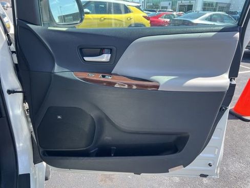 Used 2015 Toyota Sienna Limited Premium image 35
