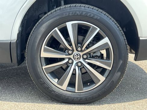 Used 2021 Toyota Venza LE image 14