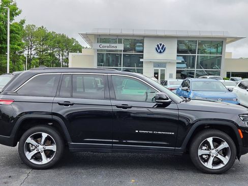 Used 2025 Jeep Grand Cherokee Limited w/ Luxury Tech Group II RWD image 6
