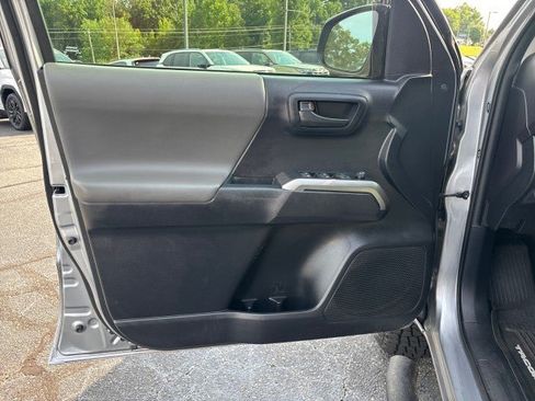 Used 2020 Toyota Tacoma SR5 AWD/4WD image 10