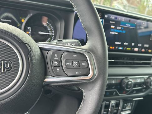 Used 2025 Jeep Wrangler Sahara image 18