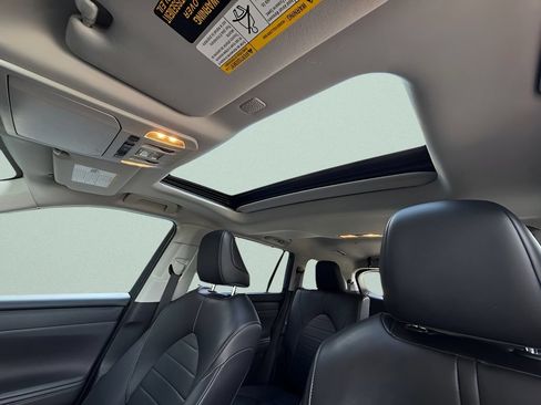 Used 2022 Toyota Highlander XLE AWD/4WD image 22