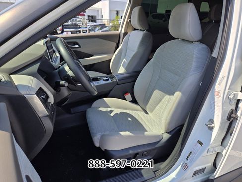 Used 2023 Nissan Rogue SV image 9