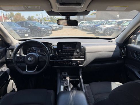 Used 2025 Nissan Pathfinder SV FWD image 31