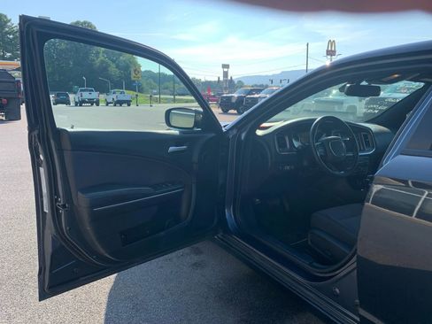 Used 2016 Dodge Charger SE image 7