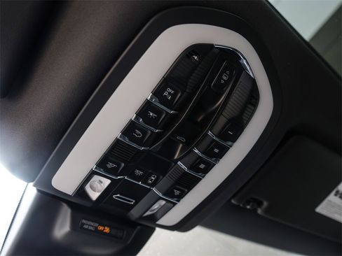 Certified 2025 Porsche Macan image 25