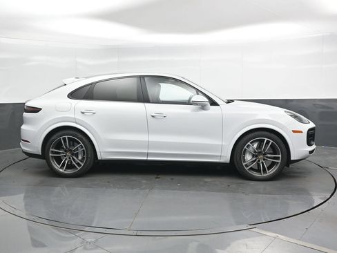 Used 2023 Porsche Cayenne Turbo AWD/4WD image 3