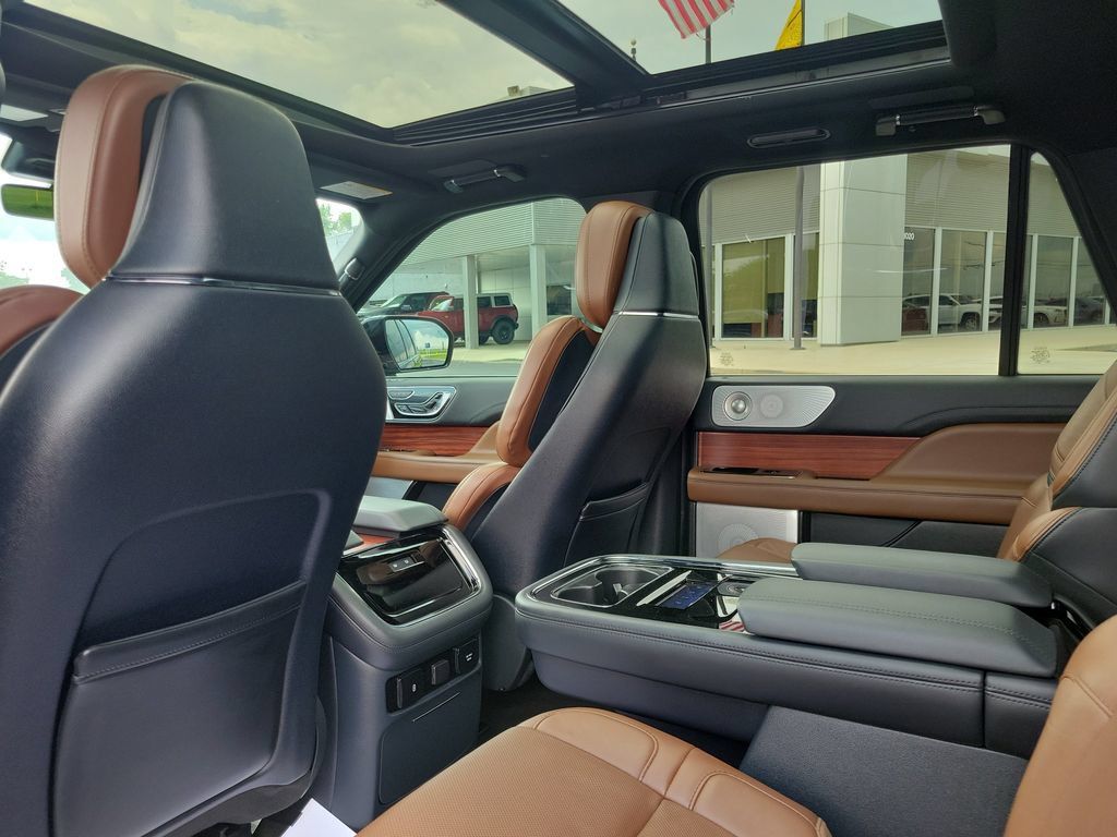 Certified 2024 Lincoln Navigator L Reserve AWD/4WD image 16