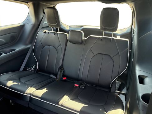New 2026 Chrysler Pacifica Limited image 29