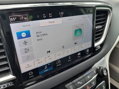 Used 2023 Chrysler Pacifica Touring-L FWD image 21