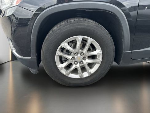 Used 2021 Chevrolet Traverse LT FWD image 2