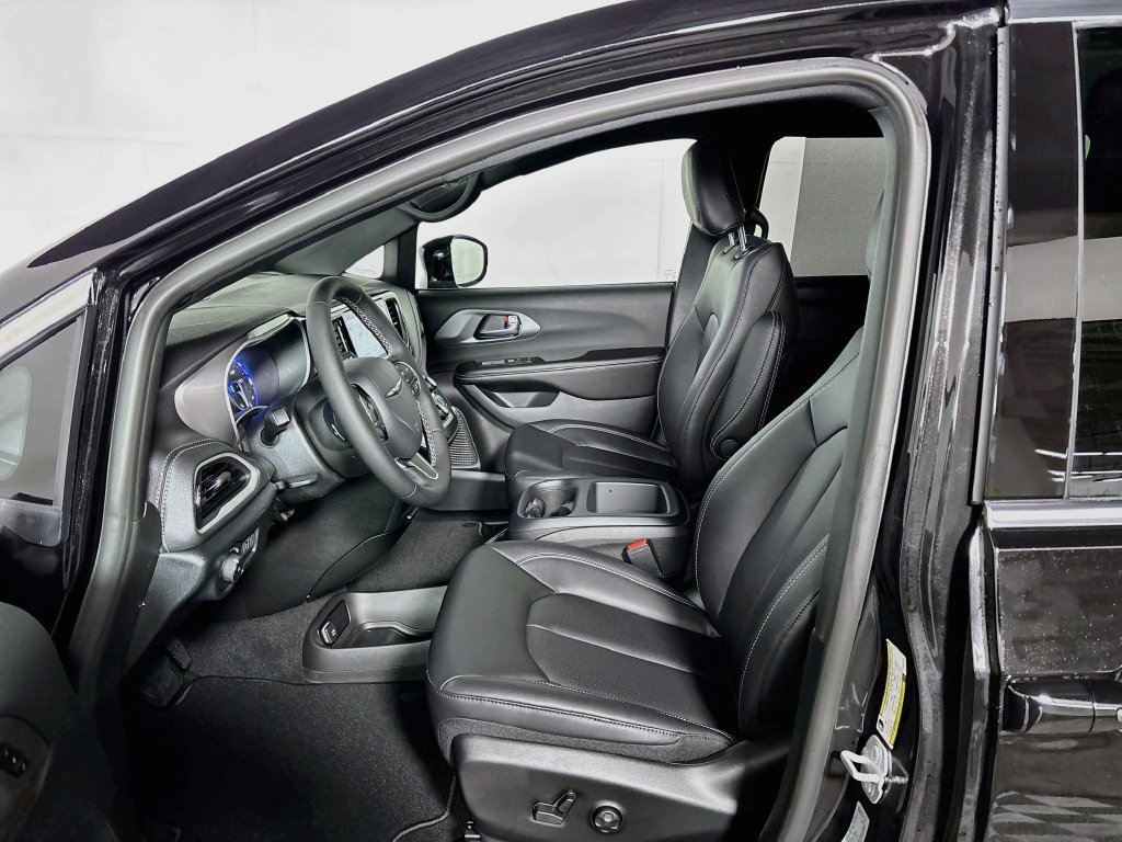 New 2026 Chrysler Pacifica Select AWD/4WD image 11