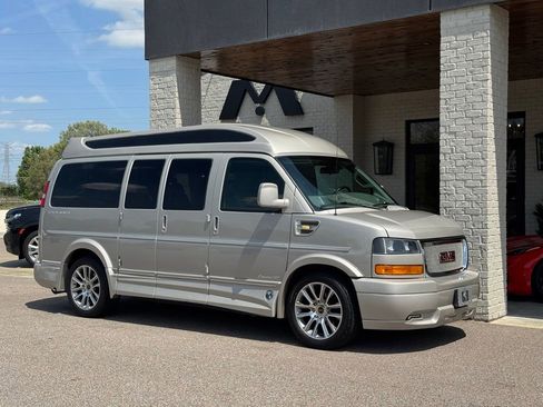 Used 2019 GMC Savana 2500 RWD image 1