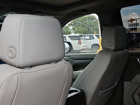 Used 2023 Chevrolet Suburban Z71 AWD/4WD image 16