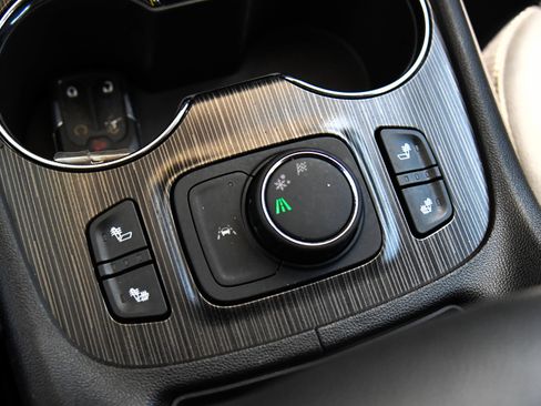 Used 2023 GMC Acadia SLT FWD image 28