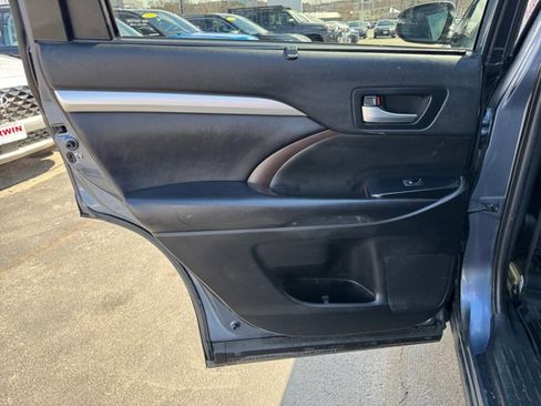 Used 2019 Toyota Highlander XLE image 28