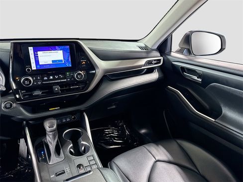Used 2023 Toyota Highlander XLE image 23