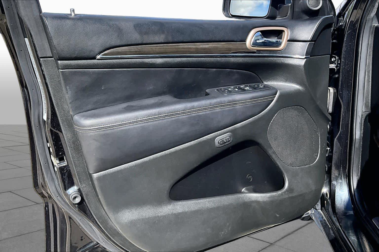 Used 2015 Jeep Grand Cherokee Overland RWD image 19