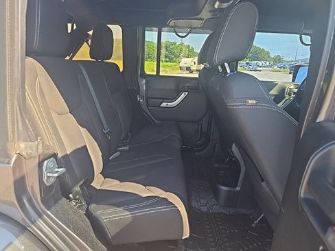 Used 2016 Jeep Wrangler Unlimited Sahara w/ Connectivity Group AWD/4WD image 19