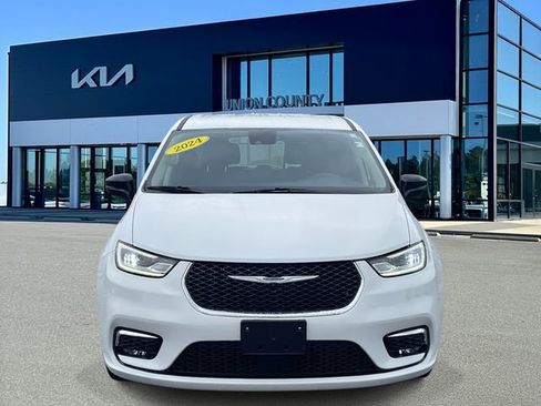 Used 2024 Chrysler Pacifica Touring-L image 8