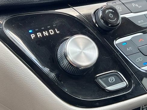 Used 2023 Chrysler Pacifica Touring-L FWD image 26