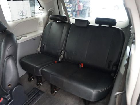 Used 2014 Toyota Sienna SE FWD image 15