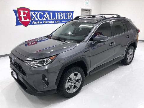 Used 2021 Toyota RAV4 XLE w/ XLE Grade Weather Package image 5