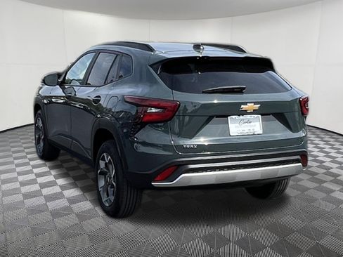 Used 2025 Chevrolet Trax LT FWD image 4