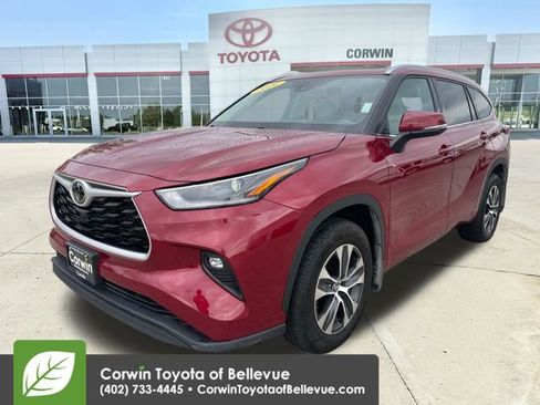 Used 2021 Toyota Highlander XLE AWD/4WD image 7