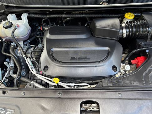 Used 2024 Chrysler Pacifica Touring-L FWD image 30