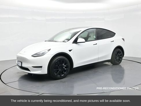 Used 2022 Tesla Model Y Long Range image 2