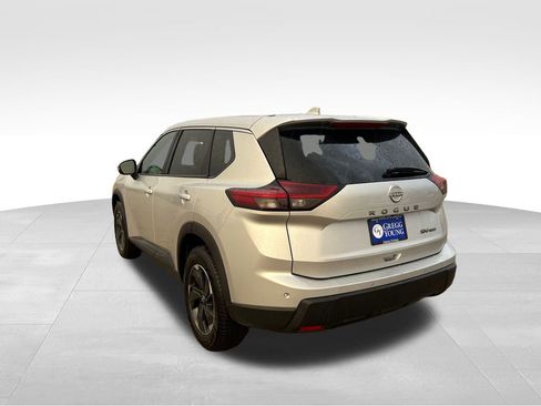 Used 2024 Nissan Rogue SV image 4