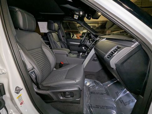 New 2025 Land Rover Discovery Dynamic SE image 17