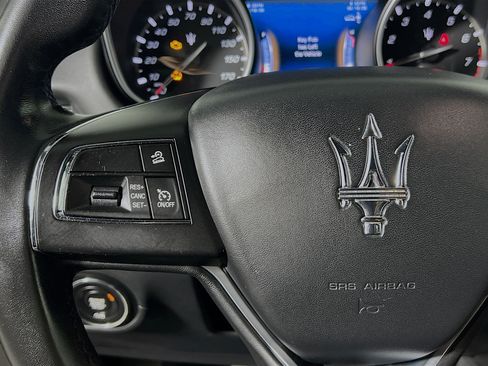 Used 2018 Maserati Levante GranLusso AWD/4WD image 19
