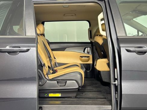 Used 2022 Kia Carnival LX image 11