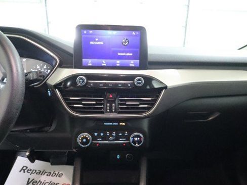 Used 2020 Ford Escape SE image 12