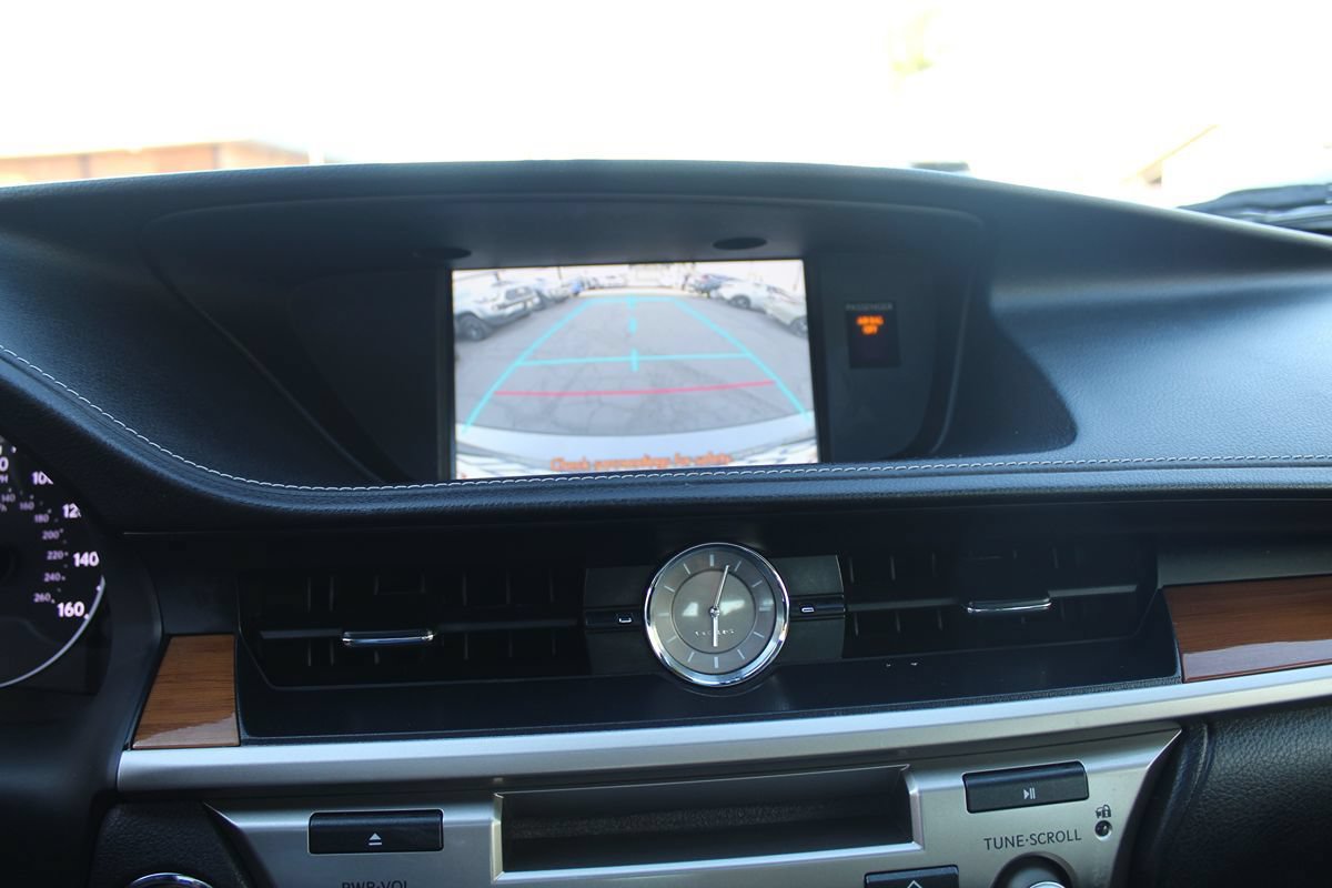 Used 2014 Lexus ES 300h w/ Luxury Package w/Bamboo Trim FWD image 30