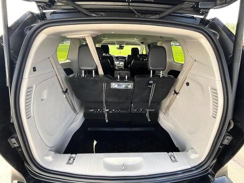 Used 2021 Chrysler Pacifica Touring-L FWD image 7