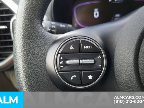 Used 2025 Kia Soul LX w/ LX Technology Package FWD image 12
