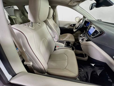 Used 2017 Chrysler Pacifica Limited w/ UConnect Theater Package image 30
