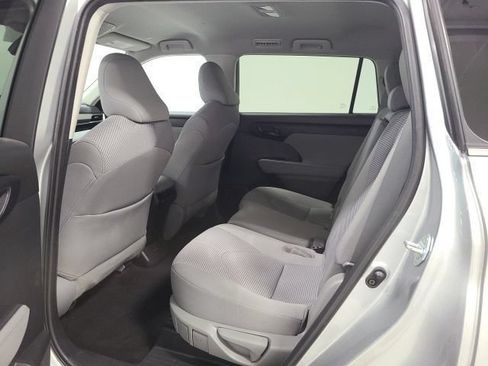 Used 2023 Toyota Highlander LE AWD/4WD image 19