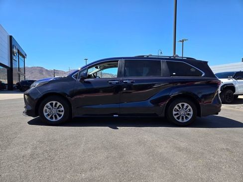 Used 2025 Toyota Sienna XLE FWD image 3
