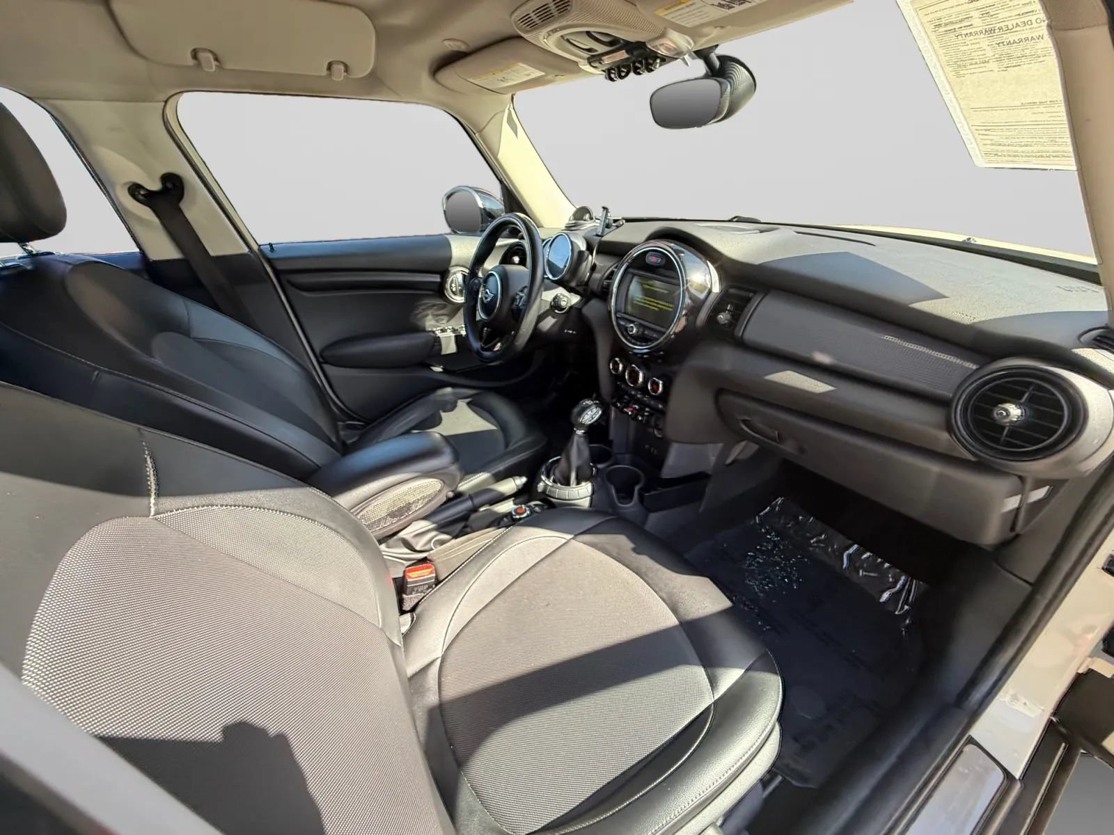 Used 2016 MINI Cooper 4-Door Hardtop w/ Media Package FWD image 32