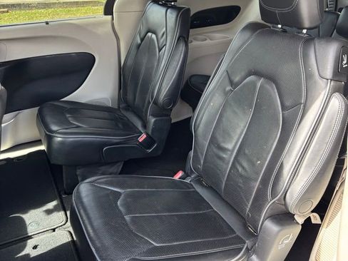 Used 2017 Chrysler Pacifica Limited image 13