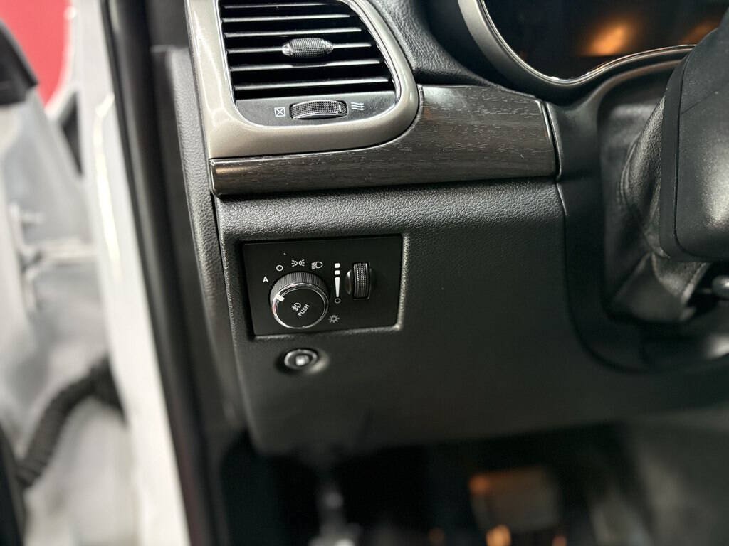 Used 2018 Jeep Grand Cherokee Altitude AWD/4WD image 16