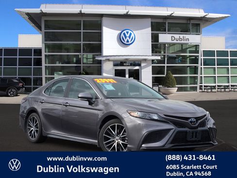 Used 2023 Toyota Camry SE image 1