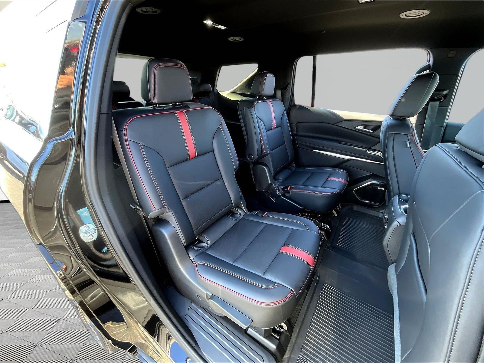 New 2027 Chevrolet Traverse RS w/ LPO, Floor Liner Package FWD image 20